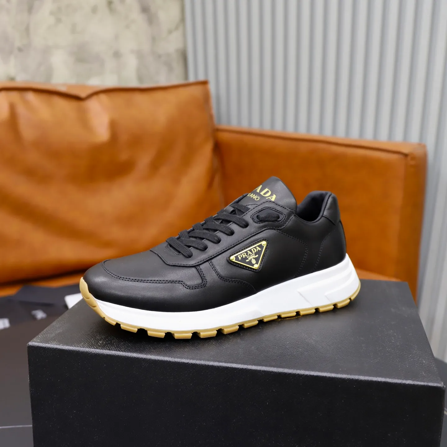 Factory price: 600💰Top original order Brand: PRADA (Prada) Standard code: Men's size 38/44 (45 can be customized) Grade: Same as the official website Material: Original cowhide stitching, cowhide lining, original combination two-color wear-resistant soft outsole Style category: casual sports version, young fashion, European and American trend, British style Color: actual picture color